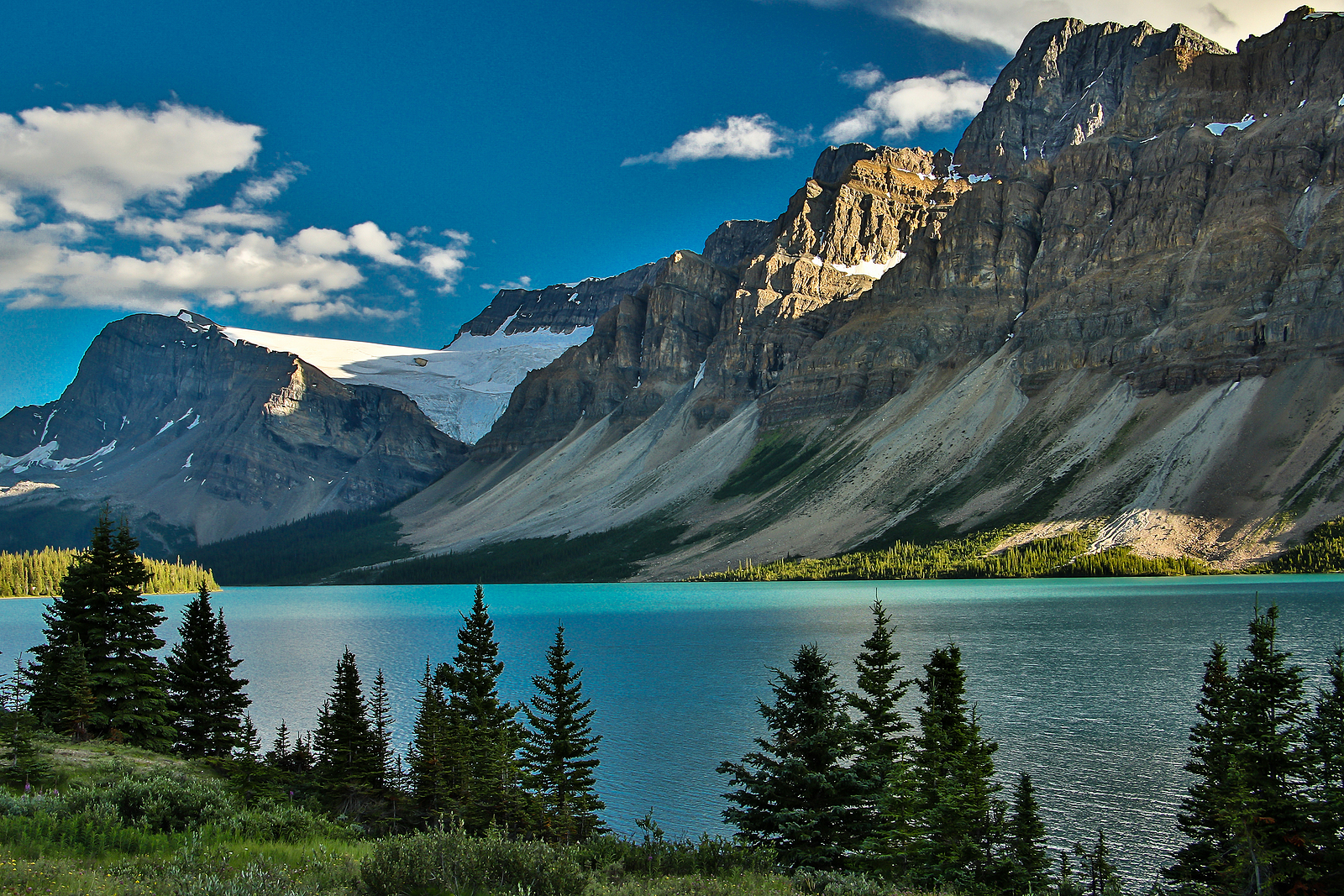 Scenic Columbia Icefield parkway along Bow lake, Banff national park in Canada, great hiking trailhead spot in Banff NP, Canada, mother nature wonder landscape